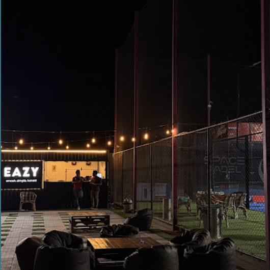 Eazy Patties outdoor setup next to Space Padel courts
